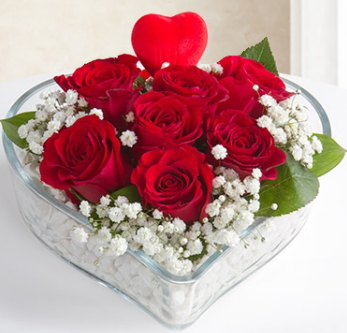 Kalp içerisinde 7 kırmızı gül kalp çubuk Ankara çiçek gönderme sitemiz güvenlidir