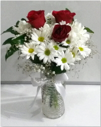 cam vazoda 3 adet kırmızı gül ve papatyalar Ankara internetten çiçek satışı